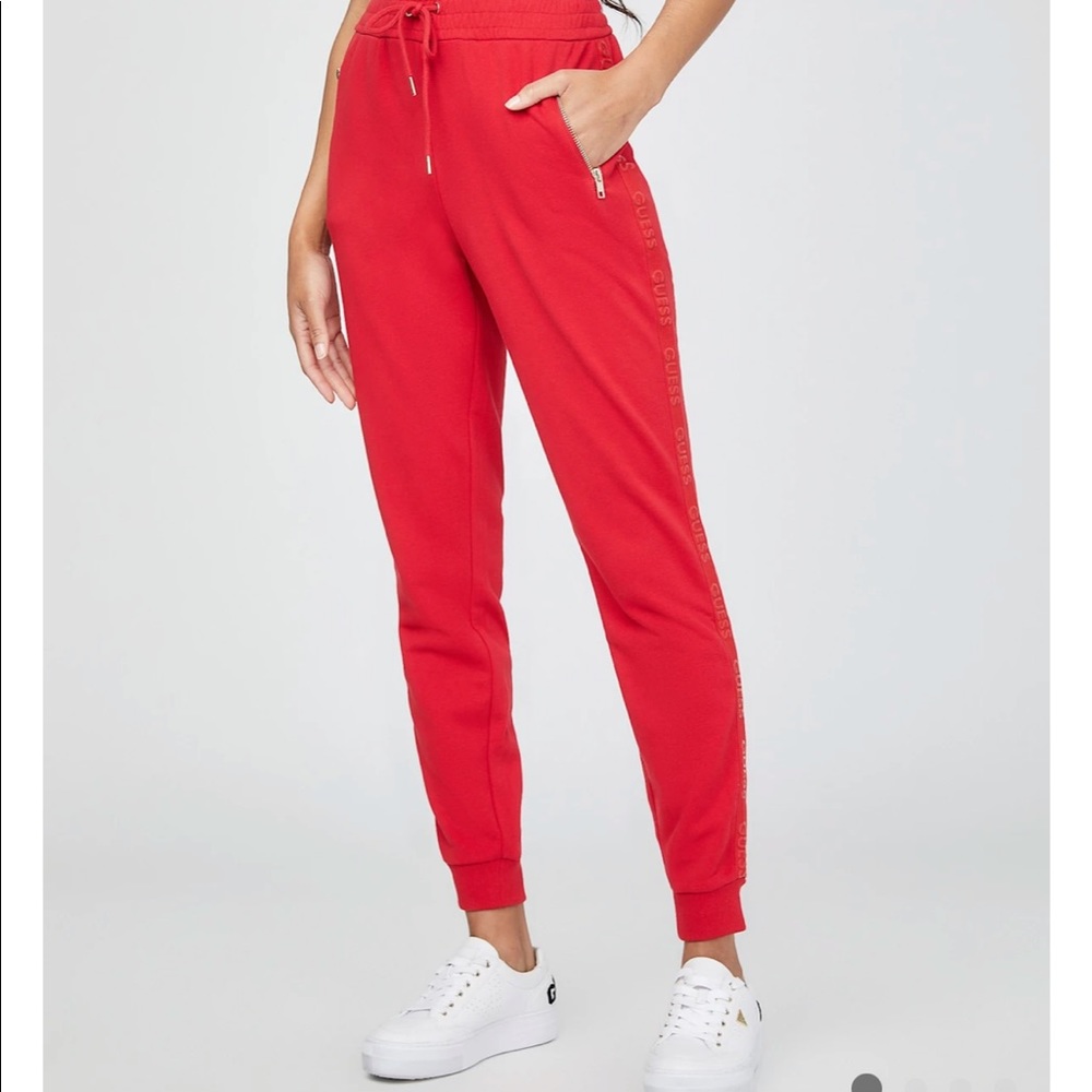 bombshell head turner sweatpants jagging’s. Guest logo goes down the sides.